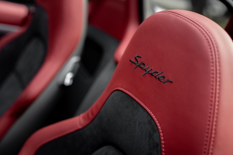Детали интерьера Porsche 718 Spyder (982) 2019 года  (WW) (фото 309 из 318)